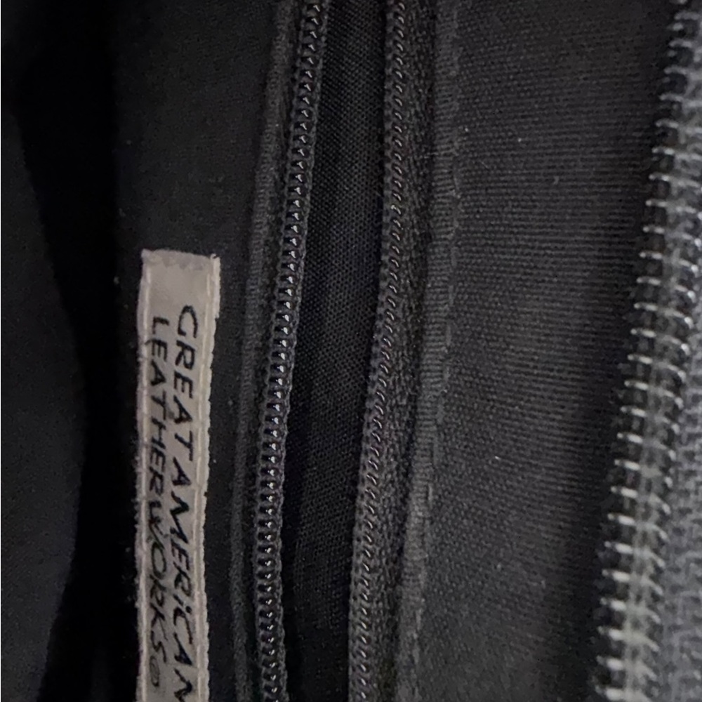 Great Canadian Leather - Sleek Black Leather Shoulder Bag - Casual - Picture 4 of 4